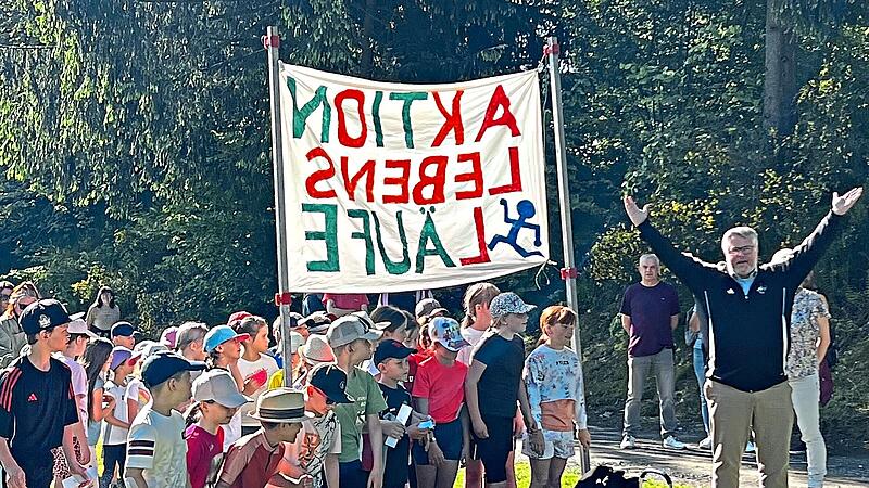 Nach dem Start durch Bürgermeister Marc Benker (rechts) erliefen die Marktschorgaster Schulkinder an der frischen Luft genau 1552,08 Euro für ihr eigenes Schulgelände.Schule Marktschorgast Nach dem Start durch Bürgermeister Marc Benker (rechts) erliefen die Marktschorgaster Schulkinder an der frischen Luft genau 1552,08 Euro für ihr eigenes Schulgelände.Schule Marktschorgast