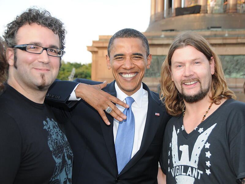 Uwe Bossert (links) und Rea Garvey (rechts) von Reamonn mit dem damaligen Pr&auml;sidentschaftskandidaten Barack Obama