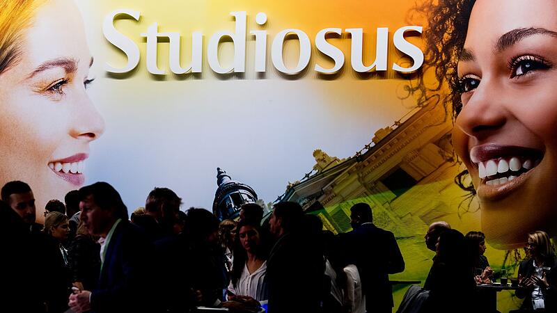 Reisende sitzen im Oman fest Reisende sitzen im Oman fest