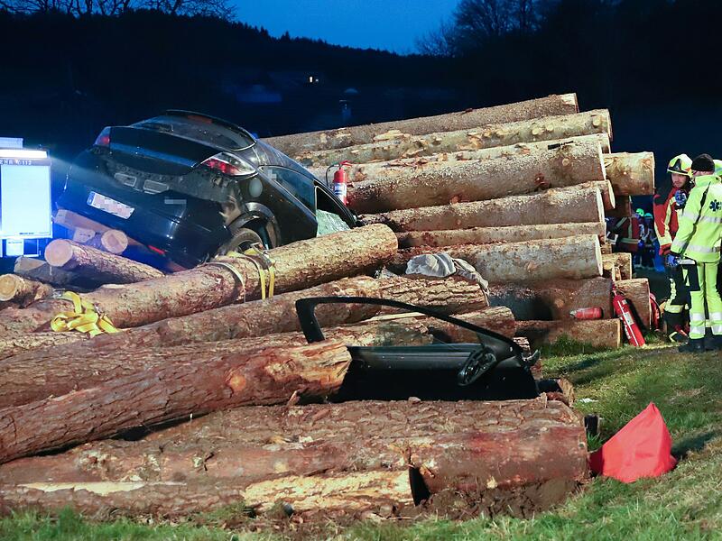 Schwerer Verkehrsunfall bei Sch&ouml;llnach