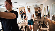 Reformer-Pilates Lena Dresel (Mitte) leitet das Pilates-Studio „ReForMe" auf der Erba-Insel.