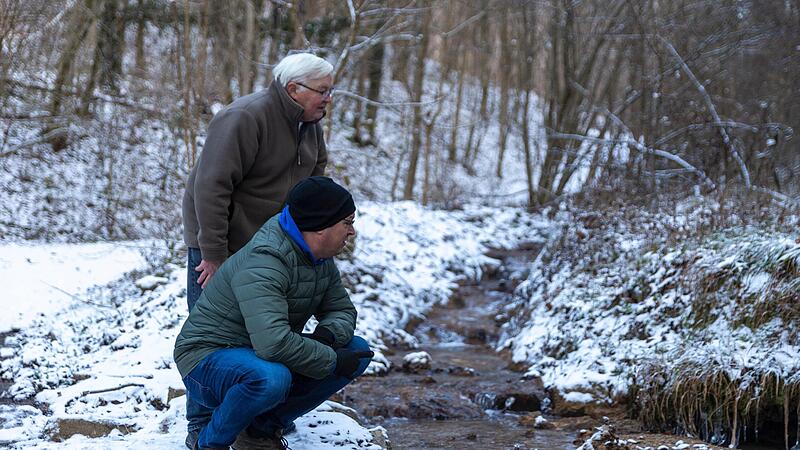 Die Eggolsheimer Edi Zöbelein (links) und Martin Distler begutachten den Schaden an den Sinterrassen in Tiefenstürmig: „Mehr für Naturschutz tun“Forchheim & Fränkische Schweiz