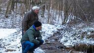 Die Eggolsheimer Edi Zöbelein (links) und Martin Distler begutachten den Schaden an den Sinterrassen in Tiefenstürmig: „Mehr für Naturschutz tun“Forchheim & Fränkische Schweiz