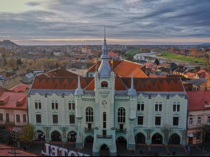 Blick auf Mukatschewo mit dem Rathaus im Vordergrund und der Burg aus dem 13. Jahrhundert im Hintergrund.
