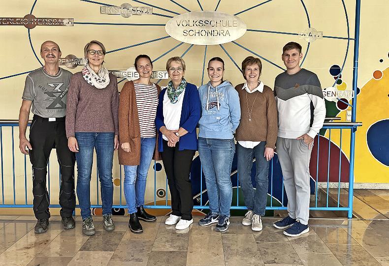 Carola Leber mit Lehrkräften und Hausmeister beim Abschiedsfoto in der Aula . Von links: Michael Wiegand, Caroline Karner, Dominique Knüttel, Carola Leber, Marie Grom, Christel Hentschel, Nils Haupt.