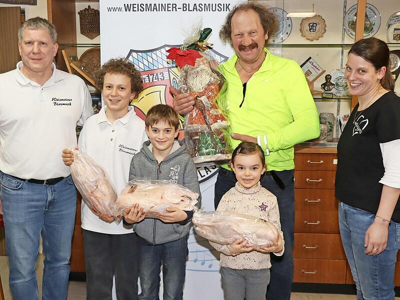 Freudestrahlende Hauptgewinner (von links): Blasmusikvorsitzender Jürgen Bauer, die jungen Gans-Gewinner Leon Eitzenberger, Sebastian Hümmer und Johanna Schmitt, der Schokoladen-Nikolaus-Gewinner Alfred Herold und Zweite Vorsitzende Bianka Bähr. Freudestrahlende Hauptgewinner (von links): Blasmusikvorsitzender Jürgen Bauer, die jungen Gans-Gewinner Leon Eitzenberger, Sebastian Hümmer und Johanna Schmitt, der Schokoladen-Nikolaus-Gewinner Alfred Herold und Zweite Vorsitzende Bianka Bähr.