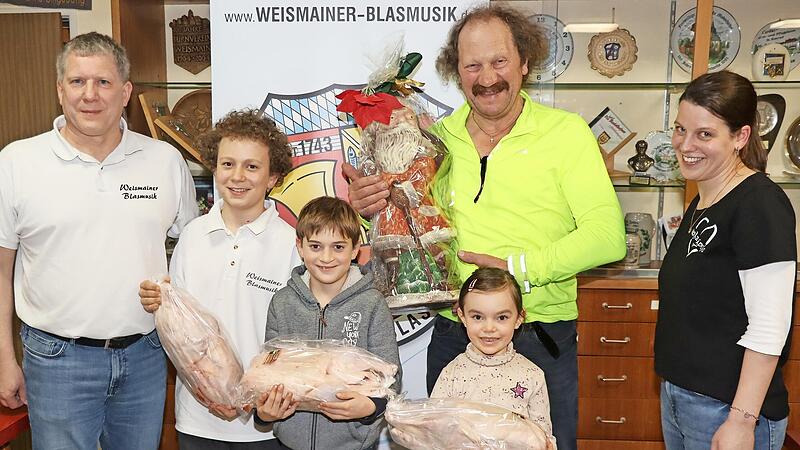 Freudestrahlende Hauptgewinner (von links): Blasmusikvorsitzender J&uuml;rgen Bauer, die jungen Gans-Gewinner Leon Eitzenberger, Sebastian H&uuml;mmer und Johanna Schmitt, der Schokoladen-Nikolaus-Gewinner Alfred Herold und Zweite Vorsitzende Bianka B&auml;hr.
