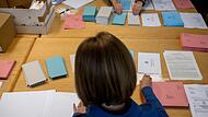 Verwaltungsmitarbeiterinnen bereiten die Briefwahlunterlagen zur Landtag- und Bezirkswahl für den Versand vor.