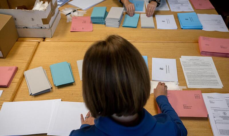 Verwaltungsmitarbeiterinnen bereiten die Briefwahlunterlagen zur Landtag- und Bezirkswahl f&uuml;r den Versand vor.