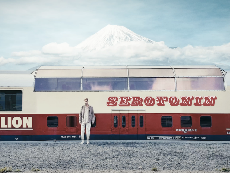 Szene aus dem Musikvideo zum Song &bdquo;Serotonin&ldquo;: Michael R&uuml;ckert besteigt einen Zug, um durch Japan zu reisen.
