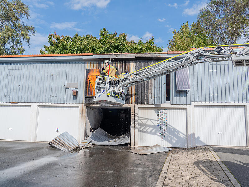 15.000 Euro Schaden durch technischen Defekt beim Laden: E-Bikes brennen die gesamte Garage niederGarage brennt in Forchheim