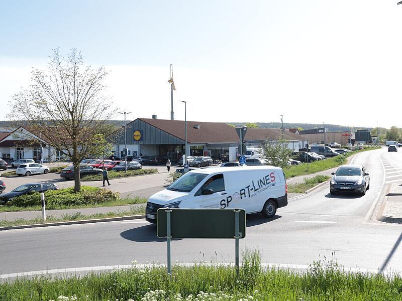 Der alte Lidl-Markt in Eggolsheim wird mit einem neuen und gr&ouml;&szlig;eren ersetzt. Das Geb&auml;ude r&uuml;ckt n&auml;her an die Staatsstra&szlig;e heran und hat ein besseres Park- und Einfahrtskonzept.