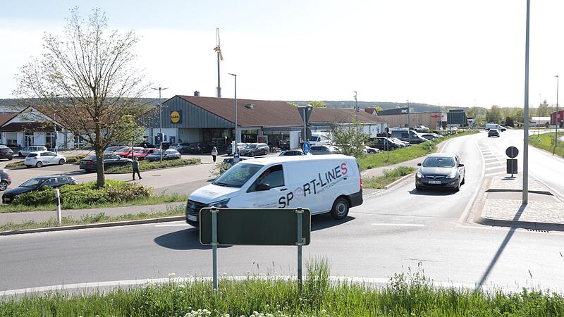 Der alte Lidl-Markt in Eggolsheim wird mit einem neuen und gr&ouml;&szlig;eren ersetzt. Das Geb&auml;ude r&uuml;ckt n&auml;her an die Staatsstra&szlig;e heran und hat ein besseres Park- und Einfahrtskonzept.