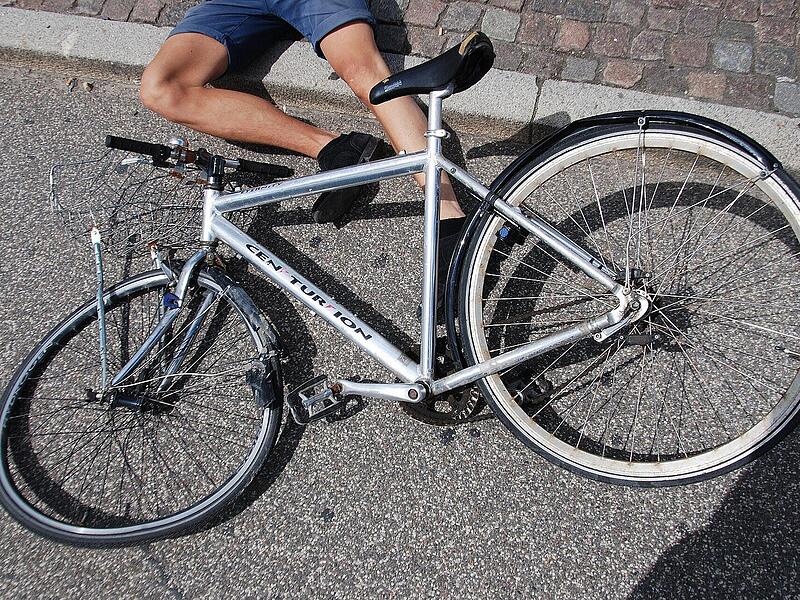 Ein 19-j&auml;hriger st&uuml;rzt im Landkreis Schweinfurt mit dem Fahrrad und verletzt sich schwer.