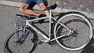 Ein 19-j&auml;hriger st&uuml;rzt im Landkreis Schweinfurt mit dem Fahrrad und verletzt sich schwer.