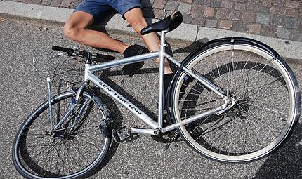 Ein 19-j&auml;hriger st&uuml;rzt im Landkreis Schweinfurt mit dem Fahrrad und verletzt sich schwer.