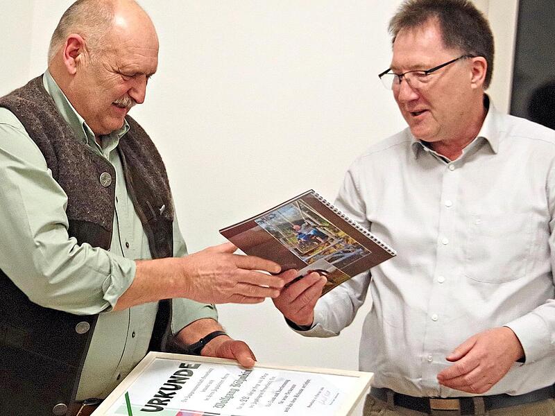 Wolfgang B&ouml;hnlein wurde vom Jagdvorsteher Gerhard Appel f&uuml;r seine besonderen Verdienste um die Hege und Pflege seines Revierbogens ausgezeichnet.