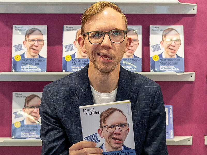 Interview mit Marcel Friederich Marcel Friederich mit seinem Buch „Mutmacher-Menschen“.