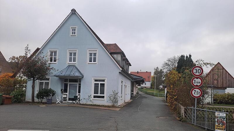 Die Einfahrt in die Stra&szlig;e hoch zur Schule in Mittelehrenbach, die als Abk&uuml;rzung genutzt wird. Wird daraus nun eine Spielstra&szlig;e ?Forchheim & Fr&auml;nkische Schweiz