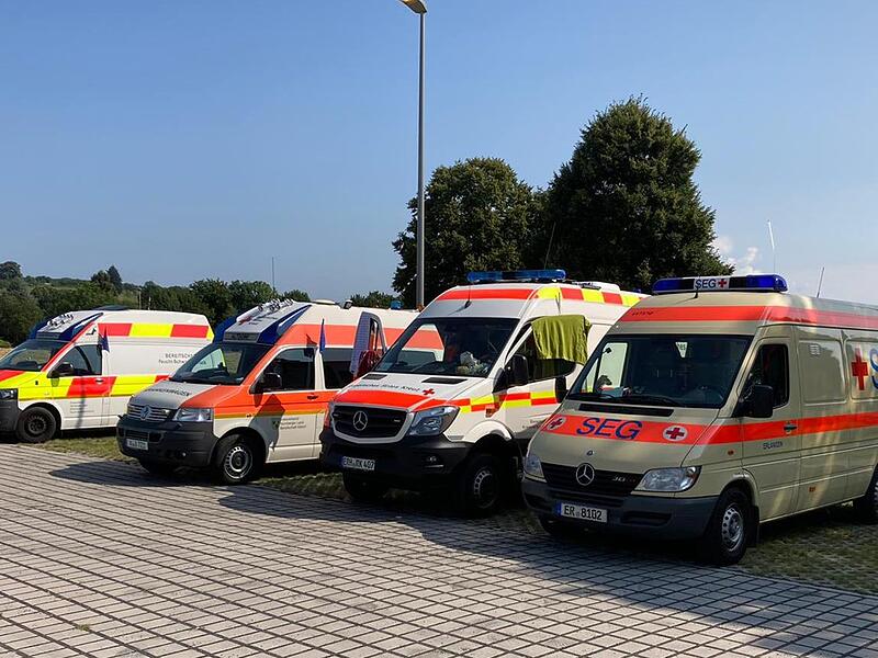 Ehrenamtliche Einsatzkräfte des BRK Erlangen-Höchstadt sind mit ihren Fahrzeugen im Katastrophengebiet in Rheinland-Pfalz unterwegs. Ehrenamtliche Einsatzkräfte des BRK Erlangen-Höchstadt sind mit ihren Fahrzeugen im Katastrophengebiet in Rheinland-Pfalz unterwegs.