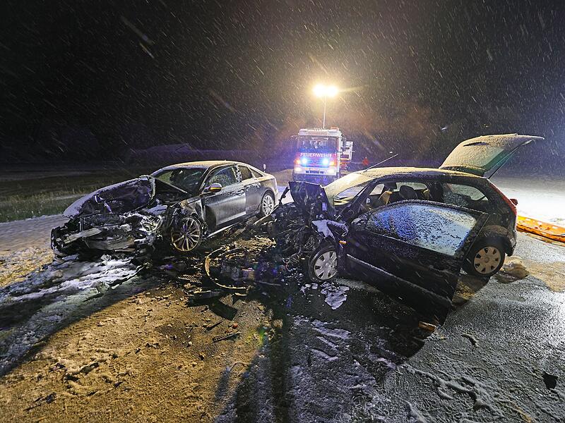 Auto gerät in Gegenverkehr