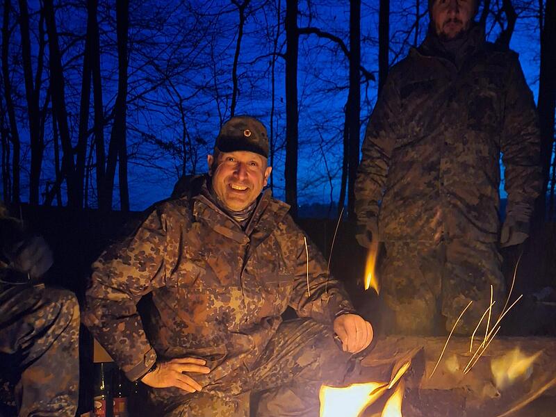 Die Obergefreiten der Reserve Th&uuml;ncher (kniend) und M&uuml;ller w&auml;rmen sich am Feuer, das sie mit einfachen Mitteln selbst entz&uuml;nden mussten.