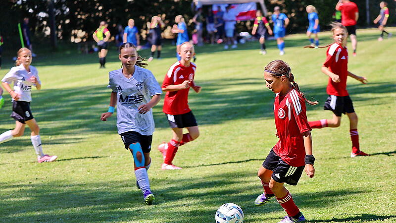 Beim FSV Ph&ouml;nix Buttenheim fand das gr&ouml;&szlig;te M&auml;dchenfu&szlig;ballturnier Nordbayerns statt.