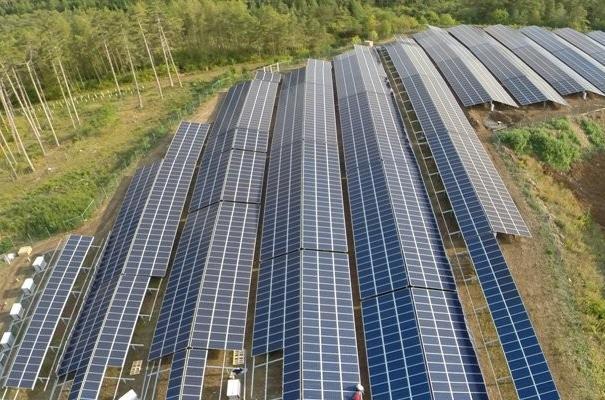Diese gro&szlig;e Photovoltaik-Freifl&auml;chenanlage hat die B&uuml;rgergenossenschaft auf M&uuml;nnerst&auml;dter und Burgl&auml;urer Gebiet errichtet. Bald sollen weitere in b&uuml;rgerschaftlicher Hand und kommunaler Verantwortung entstehen.