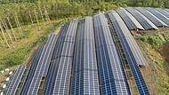 Diese gro&szlig;e Photovoltaik-Freifl&auml;chenanlage hat die B&uuml;rgergenossenschaft auf M&uuml;nnerst&auml;dter und Burgl&auml;urer Gebiet errichtet. Bald sollen weitere in b&uuml;rgerschaftlicher Hand und kommunaler Verantwortung entstehen.