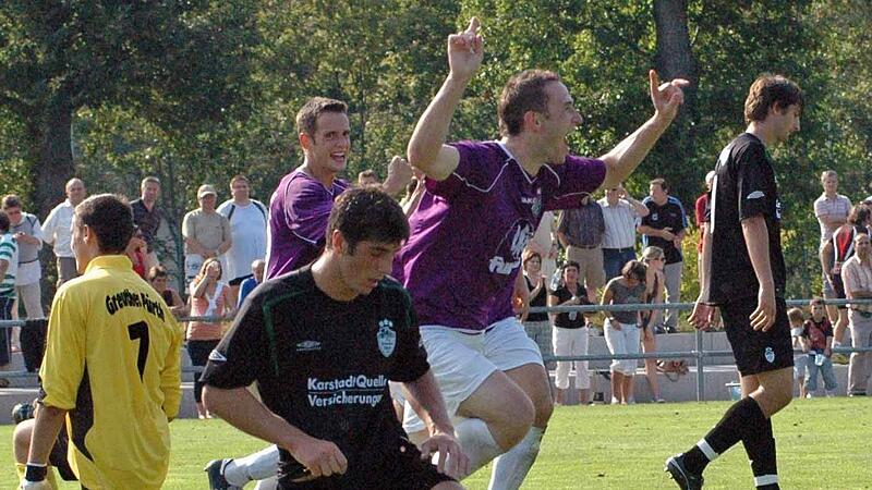 Lange ist&rsquo;s her: Martin Schalle (2. v.&nbsp;r.) hatte  f&uuml;r den FCE beim &bdquo;Sandkerwa-Spiel&ldquo; in der Bayernliga-Saison 2007/08    den 4:3-Siegtreffer bei der SpVgg Greuther F&uuml;rth II erzielt.