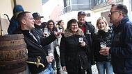 Die Teilnehmer lie&szlig;en sich das F&auml;sschen Dunkelbier schmecken.