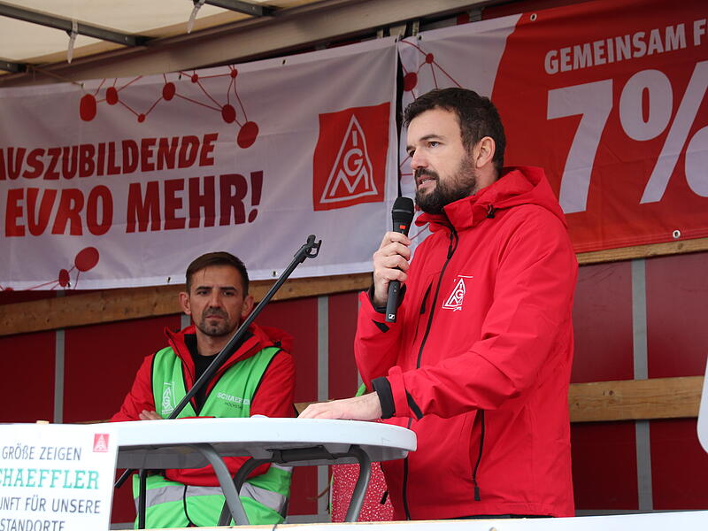 Martin Feder (rechts) und Gezim Feta von der IHKDemonstration Schaeffler Höchstadt Martin Feder (rechts) und Gezim Feta von der IHK