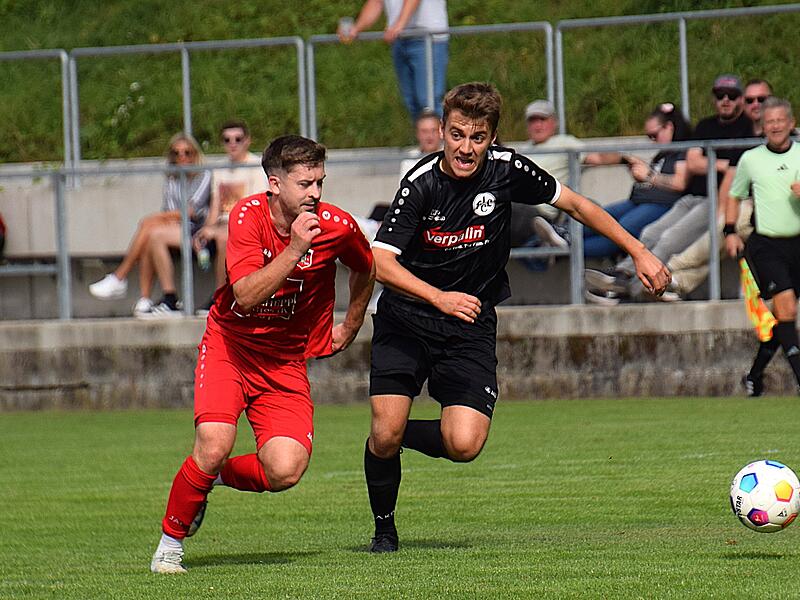 Markus Mjalov (links), hier im Spiel gegen den FC Lichtenfels, hat bereits acht Tore erzielt.