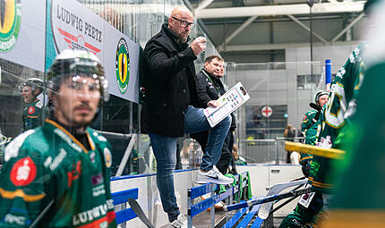 Nur ein Tor schoss H&ouml;chstadt in den vergangenen zwei Oberligaspielen. Morgan Persson (Mitte) hat entsprechend viel zu tun.