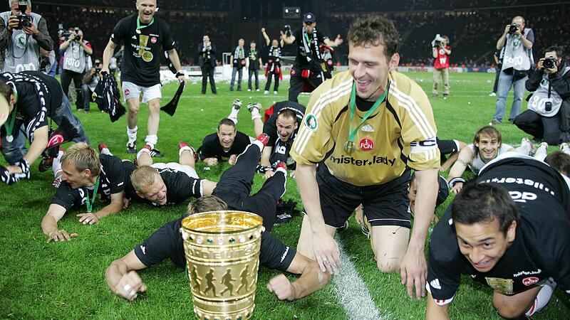 Die Mannschaft des 1. FC N&uuml;rnberg feiert den Pokalsieg 2007.
