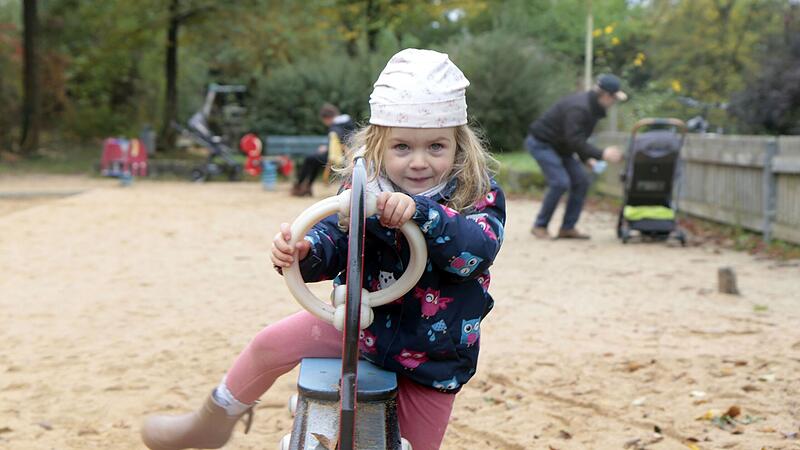 Auch die kleine Elli freut sich auf die Herbstbesuche auf Bambergs Spielpl&auml;tzen (hier am Adenauerufer).