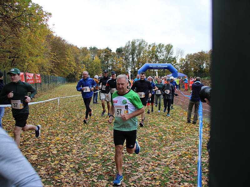 Trotz nasskaltem Herbstwetter lie&szlig;en sich die Sportler den Spa&szlig;  beim 38. Frankenwaldlauf der LG Ludwigschorgast nicht vermiesen.