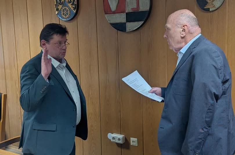 Willi G&uuml;ntsch (rechts) vereidigte als &auml;ltester Marktgemeinderat den neuen B&uuml;rgermeister Michael Kaiser.