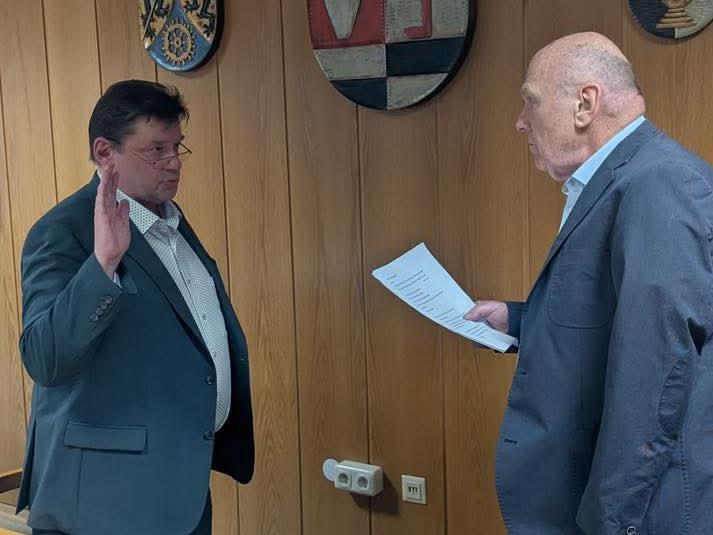 Willi Güntsch (rechts) vereidigte als ältester Marktgemeinderat den neuen Bürgermeister Michael Kaiser. Willi Güntsch (rechts) vereidigte als ältester Marktgemeinderat den neuen Bürgermeister Michael Kaiser.