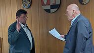 Willi G&uuml;ntsch (rechts) vereidigte als &auml;ltester Marktgemeinderat den neuen B&uuml;rgermeister Michael Kaiser.