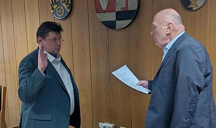 Willi Güntsch (rechts) vereidigte als ältester Marktgemeinderat den neuen Bürgermeister Michael Kaiser. Willi Güntsch (rechts) vereidigte als ältester Marktgemeinderat den neuen Bürgermeister Michael Kaiser.