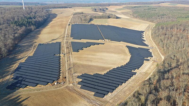 Gemeinsam mit Prowind entsteht in Fuchsstadt aktuell einer der gr&ouml;&szlig;ten Solarparks in Bayern. Hier zu sehen: ungef&auml;hr die ersten 30 Prozent.