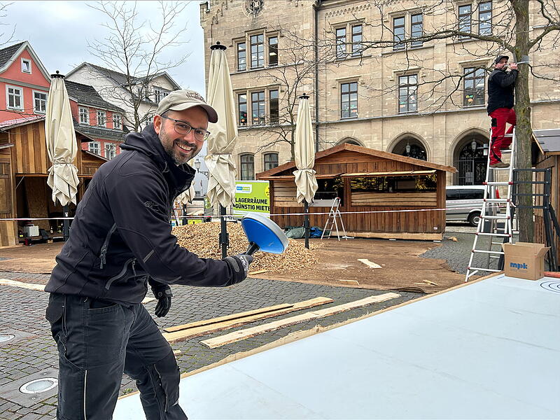 Winterfest auf dem Coburger Albertsplatz: Die Eisstockbahn ist zwar noch gar nicht komplett aufgebaut. Aber für ein schönes Foto bringt sich Enrico Pizzato hier schon mal in Position.