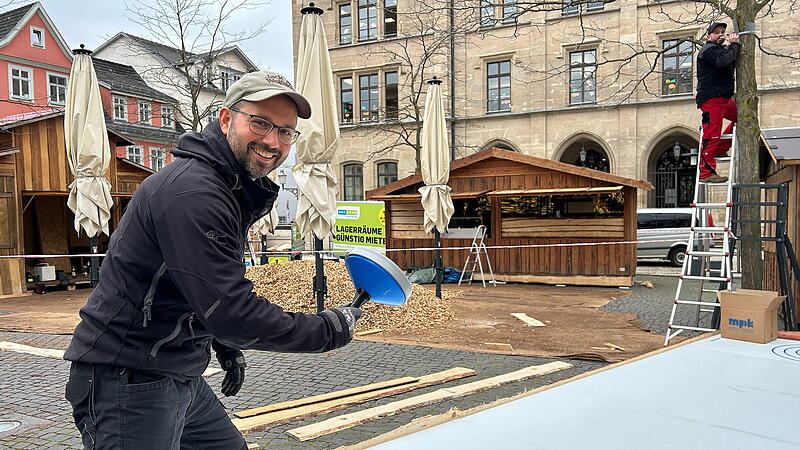Winterfest auf dem Coburger Albertsplatz: Die Eisstockbahn ist zwar noch gar nicht komplett aufgebaut. Aber für ein schönes Foto bringt sich Enrico Pizzato hier schon mal in Position.