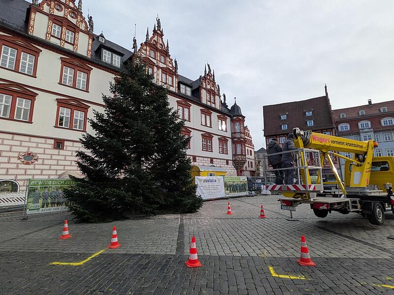 Im Lauf des Montags werden noch Lichter und Co. angebracht.