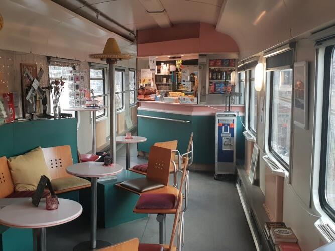 So gemütlich kann es in einem alten Zugwaggon sein. Unser Foto zeigt einen Aufenthaltsbereich der Train Lodge in Amsterdam.