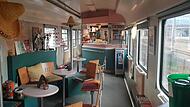 So gemütlich kann es in einem alten Zugwaggon sein. Unser Foto zeigt einen Aufenthaltsbereich der Train Lodge in Amsterdam.