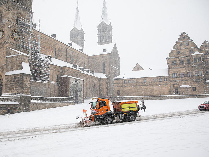 Auch der Domplatz ist ganz in Wei&szlig; versunken.