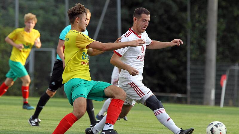 Mit getaptem Knie und St&uuml;tzverband: Nach seiner schweren Verletzung steht Armend Elshani (re.) wieder auf dem Platz, hat beim FSV Buttenheim aber eine andere Rolle inne.