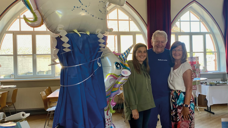 Rudi Schmitt, umrahmt von Lisa Schießer (links) und ihrer Mutter Irma Amrehn. Rudi Schmitt, umrahmt von Lisa Schießer (links) und ihrer Mutter Irma Amrehn.